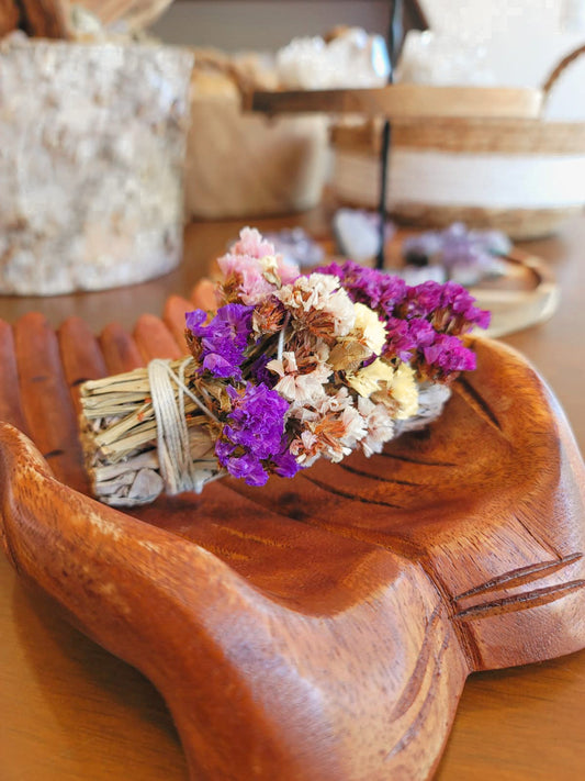 Atado de salvia con hierbas y flores intencionado
